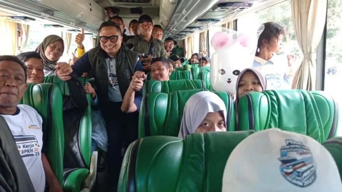 BPKH Berangkatkan 600 Pemudik dari Surabaya Lewat Program Balik Kerja Bareng 2025