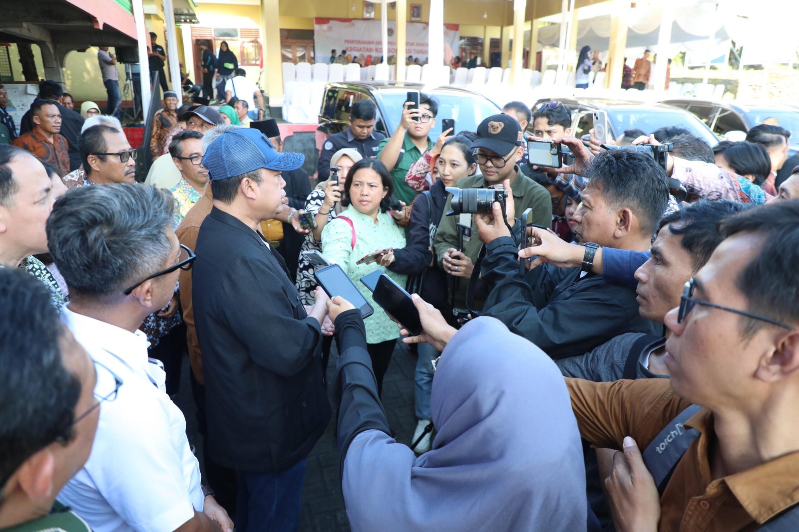Menteri Nusron Bagikan Sertipikat Tanah Eks Rampasan Jepang, Warga Diminta Cermat Baca Dokumen
